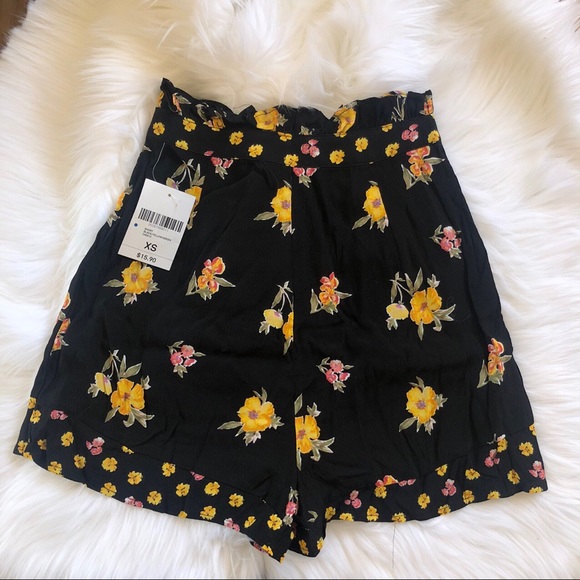 Forever21 floral black highwaist shorts - Picture 4 of 4